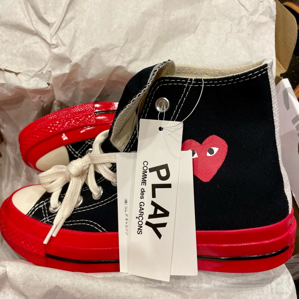 Converse x Comme des Garçons PLAY
Chuck 70 Hi Black/Red/Egret Sneakers
A01793C